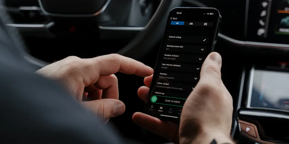 Pessoa usando o app OBDeleven no carro