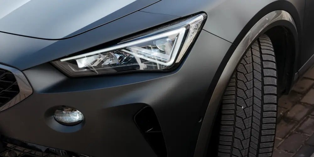 Close-up do farol de um carro